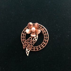 Brooch. Gold-tone with pearl center.